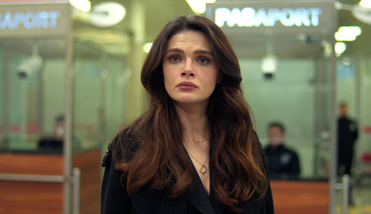 Alya se queda paralizada en el aeropuerto y pierde su oportunidad: esta noche, capitulazo imperdible