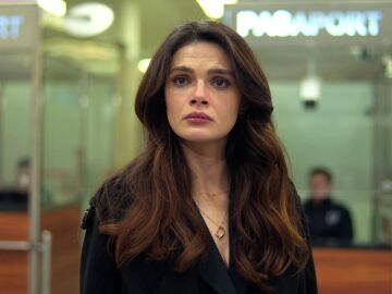 Alya se queda paralizada en el aeropuerto y pierde su oportunidad: esta noche, capitulazo imperdible