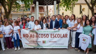 El presidente de la Junta y candidato del PP-A a la reelecci&oacute;n, Juanma Moreno, junto a los padres de Sandra Pe&ntilde;a, en una concentraci&oacute;n contra el bullying.