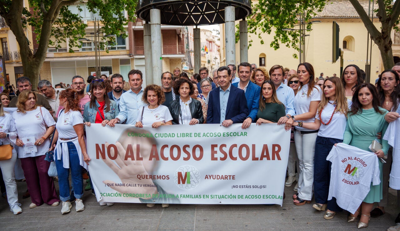 El presidente de la Junta y candidato del PP-A a la reelecci&oacute;n, Juanma Moreno, junto a los padres de Sandra Pe&ntilde;a, en una concentraci&oacute;n contra el bullying.