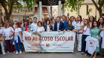 El presidente de la Junta y candidato del PP-A a la reelección, Juanma Moreno, junto a los padres de Sandra Peña, en una concentración contra el bullying. El presidente de la Junta y candidato del PP-A a la reelección, Juanma Moreno, junto a los padres de Sandra Peña, en una concentración contra el bullying.