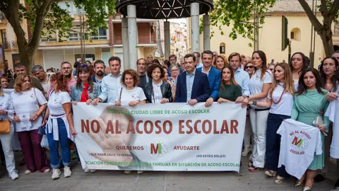 El presidente de la Junta y candidato del PP-A a la reelección, Juanma Moreno, junto a los padres de Sandra Peña, en una concentración contra el bullying. El presidente de la Junta y candidato del PP-A a la reelección, Juanma Moreno, junto a los padres de Sandra Peña, en una concentración contra el bullying.