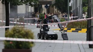 Un robot de los artificieros de la Polic&iacute;a Nacional retira la maleta abandonada