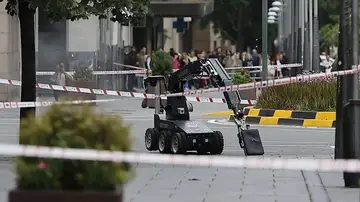 Un robot de los artificieros de la Policía Nacional retira la maleta abandonada Un robot de los artificieros de la Policía Nacional retira la maleta abandonada