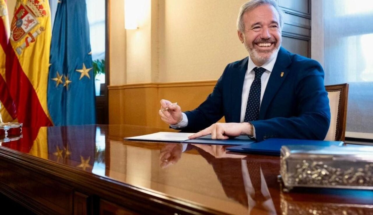 El presidente Azc&oacute;n firma la comunicaci&oacute;n a Su Majestad el Rey de su toma de posesi&oacute;n