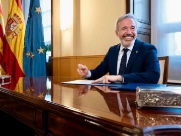 El presidente Azc&oacute;n firma la comunicaci&oacute;n a Su Majestad el Rey de su toma de posesi&oacute;n