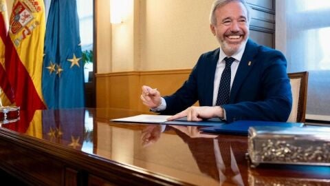 El presidente Azc&oacute;n, en la firma de la carta a S. M. El Rey en la que da cuenta de su toma de posesi&oacute;n. Fabi&aacute;n Sim&oacute;n / Europa Press 30/04/2026