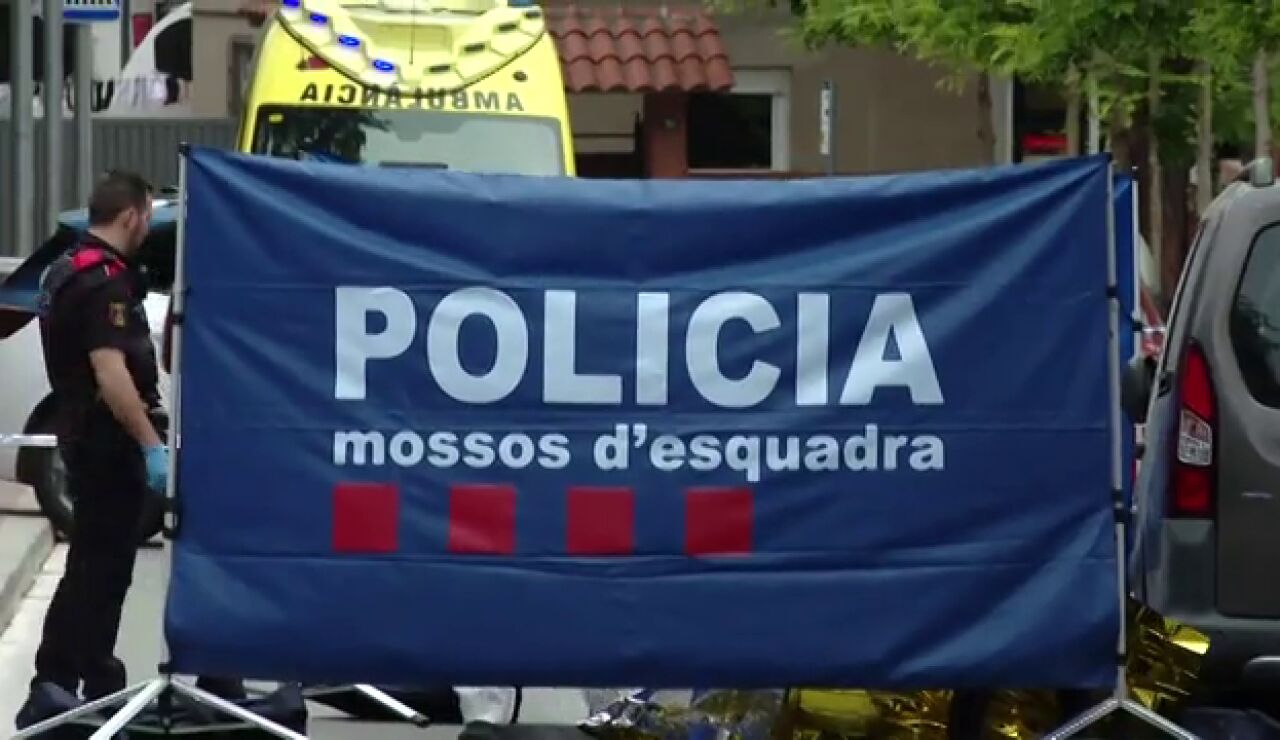 Un hombre deg&uuml;ella a una mujer en plena calle en Esplugues de Llobregat, Barcelona
