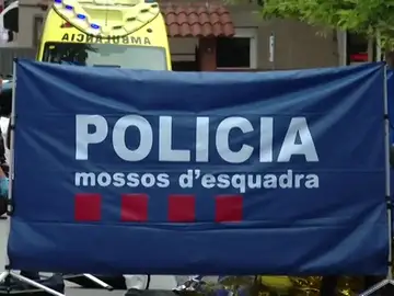 Un hombre degüella a una mujer en plena calle en Esplugues de Llobregat, Barcelona Un hombre degüella a una mujer en plena calle en Esplugues de Llobregat, Barcelona