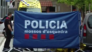 Un hombre deg&uuml;ella a una mujer en plena calle en Esplugues de Llobregat, Barcelona
