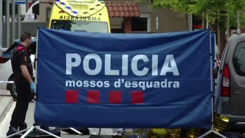 Un hombre deg&uuml;ella a una mujer en plena calle en Esplugues de Llobregat, Barcelona