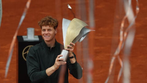 Sinner levanta el trofeo de campe&oacute;n del Masters de Madrid