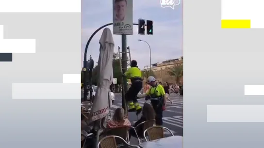 Polémica en Sevilla por la retirada de carteles electorales Polémica en Sevilla por la retirada de carteles electorales