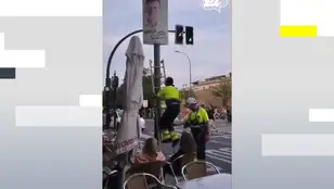 Polémica en Sevilla por la retirada de carteles electorales