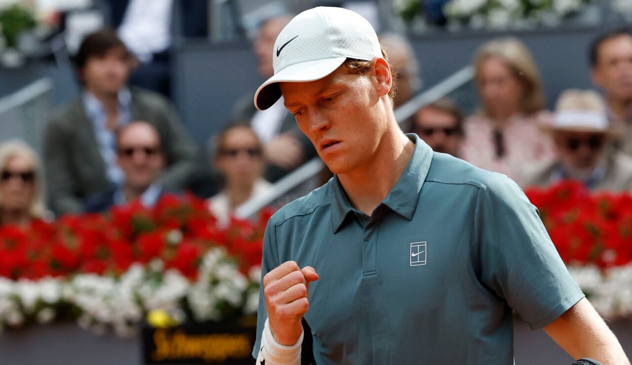 Jannik Sinner celebra un punto ante Zverev