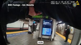 Las impactantes im&aacute;genes del momento en que la Polic&iacute;a abate a un hombre con machete en el metro de Nueva York