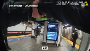 Las impactantes imágenes del momento en que la Policía abate a un hombre con machete en el metro de Nueva York