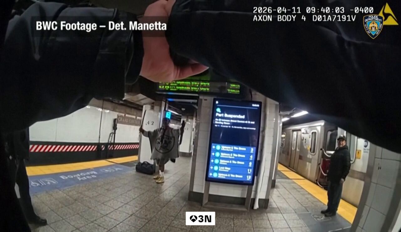 Las impactantes im&aacute;genes del momento en que la Polic&iacute;a abate a un hombre con machete en el metro de Nueva York