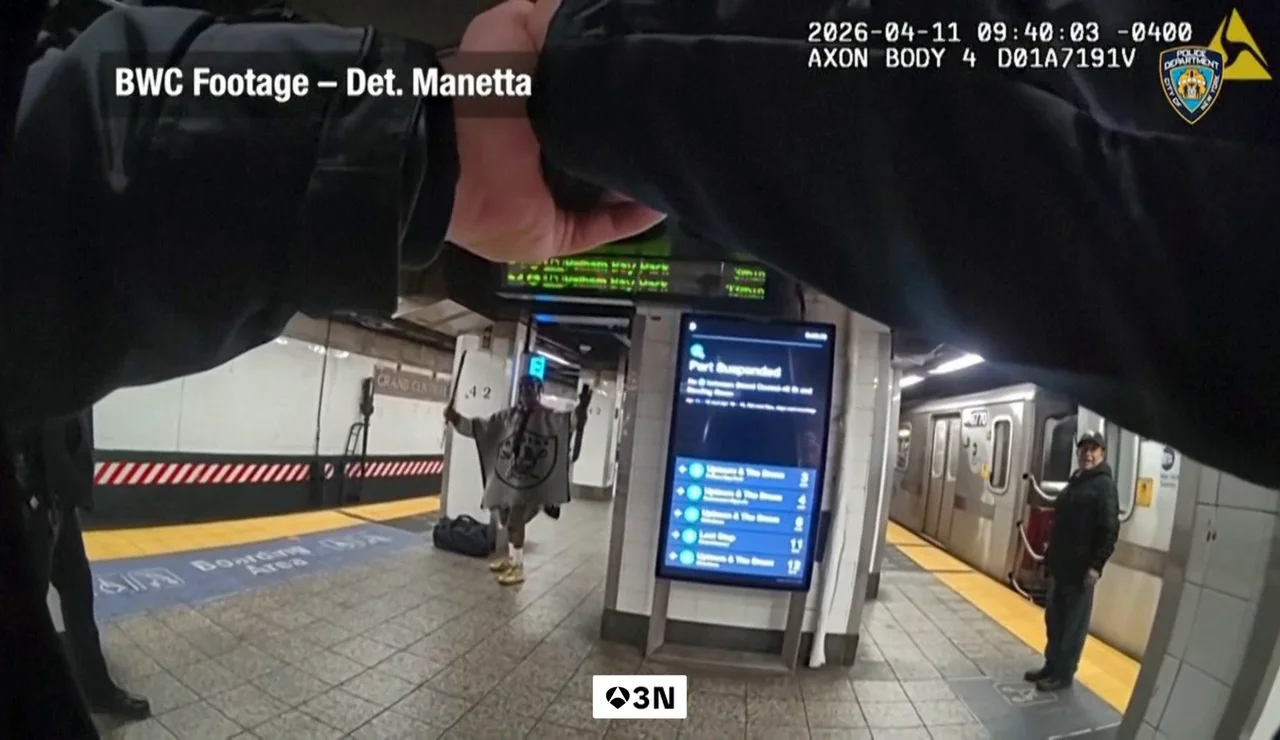 Las impactantes imágenes del momento en que la Policía abate a un hombre con machete en el metro de Nueva York