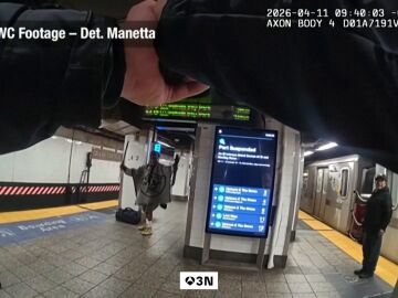 Las impactantes im&aacute;genes del momento en que la Polic&iacute;a abate a un hombre con machete en el metro de Nueva York