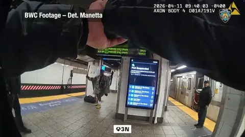 Las impactantes imágenes del momento en que la Policía abate a un hombre con machete en el metro de Nueva York Las impactantes imágenes del momento en que la Policía abate a un hombre con machete en el metro de Nueva York