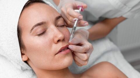 Mujer realizándose un retoque estético