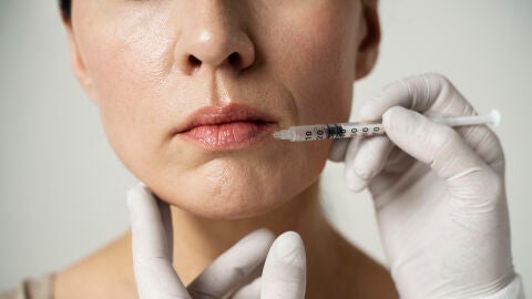Mujer realizándose un retoque estético