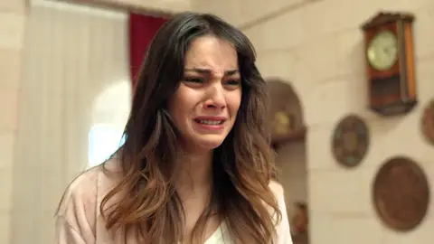 “Si me obligáis, me suicidaré”: la aterradora amenaza de Zerrin para evitar su boda “Si me obligáis, me suicidaré”: la aterradora amenaza de Zerrin para evitar su boda
