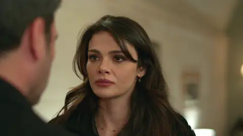 Cihan detiene la huida de Alya y le hace una promesa sin condiciones Cihan detiene la huida de Alya y le hace una promesa sin condiciones