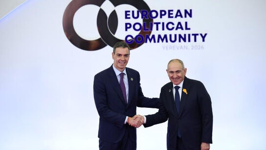 El presidente del Gobierno, Pedro S&aacute;nchez, saluda al primer ministro de Armenia, Nikol Pashini&aacute;n