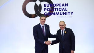 El presidente del Gobierno, Pedro S&aacute;nchez, saluda al primer ministro de Armenia, Nikol Pashini&aacute;n