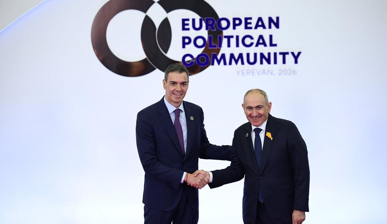 El presidente del Gobierno, Pedro S&aacute;nchez, saluda al primer ministro de Armenia, Nikol Pashini&aacute;n