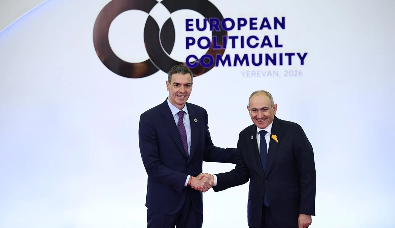 El presidente del Gobierno, Pedro Sánchez, saluda al primer ministro de Armenia, Nikol Pashinián