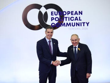 El presidente del Gobierno, Pedro S&aacute;nchez, saluda al primer ministro de Armenia, Nikol Pashini&aacute;n