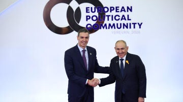 El presidente del Gobierno, Pedro S&aacute;nchez, saluda al primer ministro de Armenia, Nikol Pashini&aacute;n