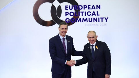 El presidente del Gobierno, Pedro S&aacute;nchez, saluda al primer ministro de Armenia, Nikol Pashini&aacute;n