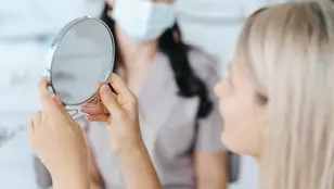 Mujer mirándose el rostro