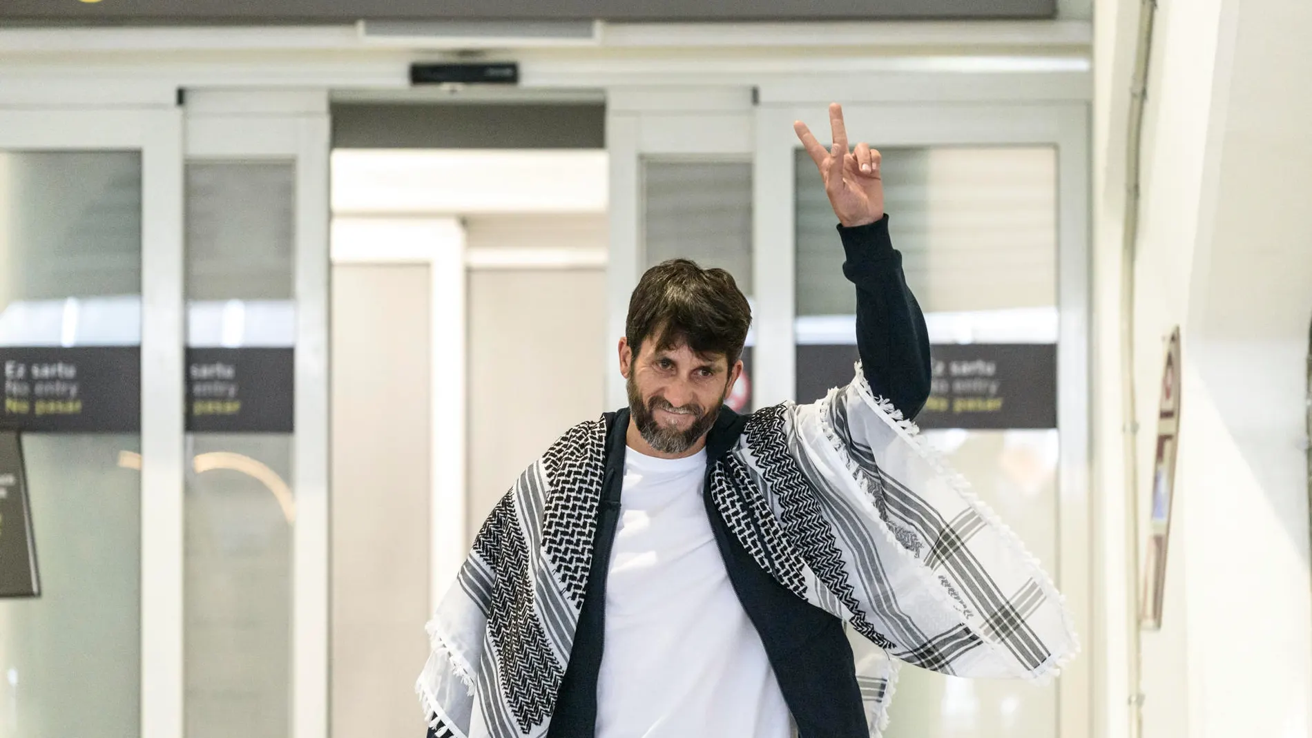 Salim Malla a su llegada al aeropuerto de Bilbao. Salim Malla a su llegada al aeropuerto de Bilbao.