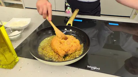 Incorpora el pollo y cocínalo durante 5 minutos Incorpora el pollo y cocínalo durante 5 minutos