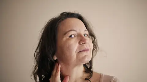 Mujer mirándose las arrugas Mujer mirándose las arrugas