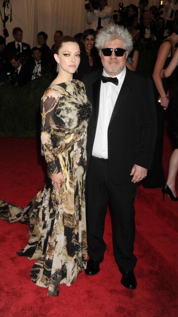 Amanda Seyfried y Pedro Almodóvar en la Met Gala 2013