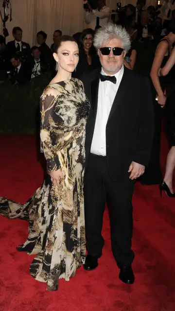 Amanda Seyfried y Pedro Almodóvar en la Met Gala 2013 Amanda Seyfried y Pedro Almodóvar en la Met Gala 2013