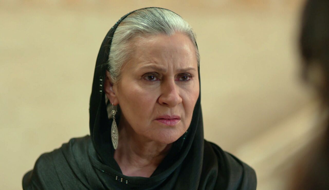 Sadakat ridiculiza los principios de Alya y le advierte: &ldquo;No pienso consentir que te acuestes con Cihan"
