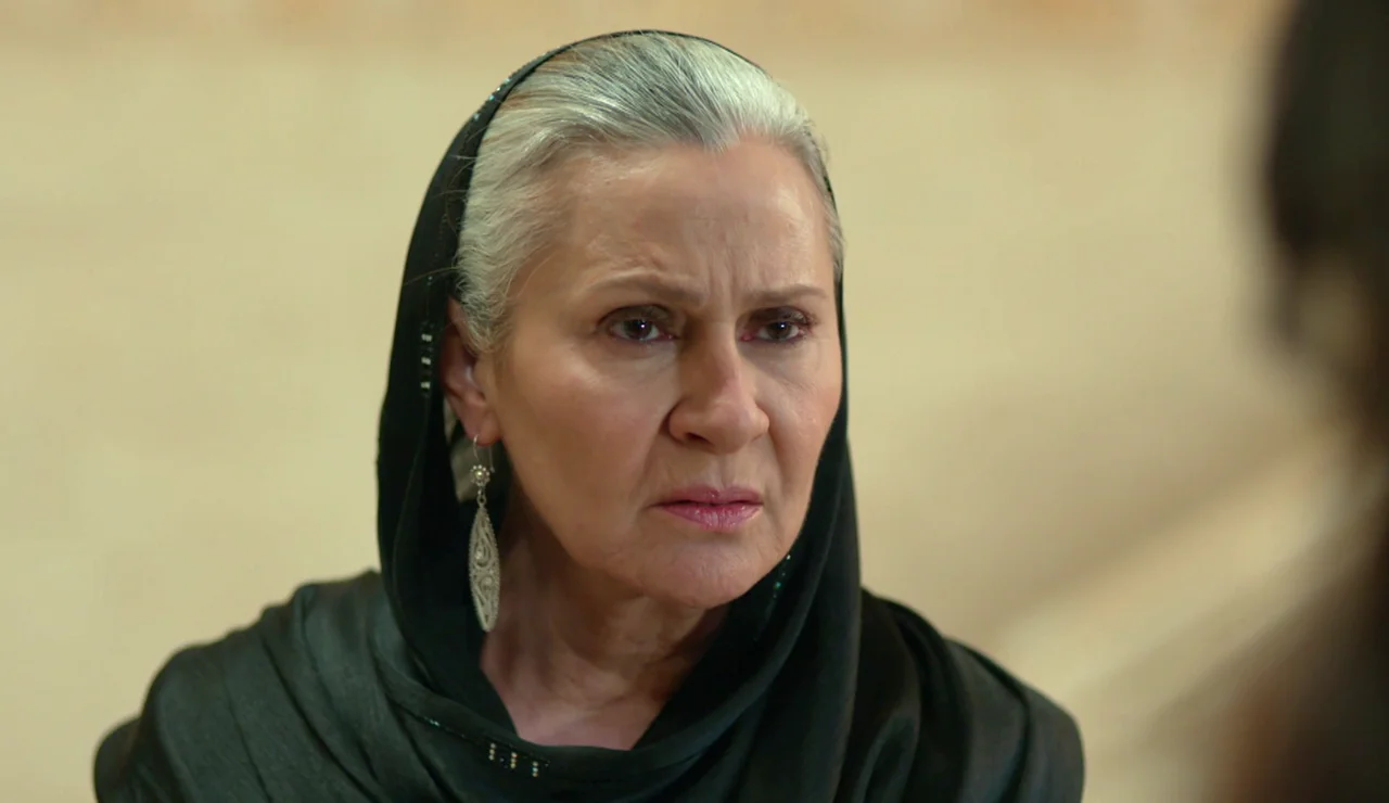 Sadakat ridiculiza los principios de Alya y le advierte: “No pienso consentir que te acuestes con Cihan"