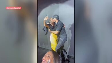 Enrique Iglesias, una fan, y polémica por un nuevo beso robado: 