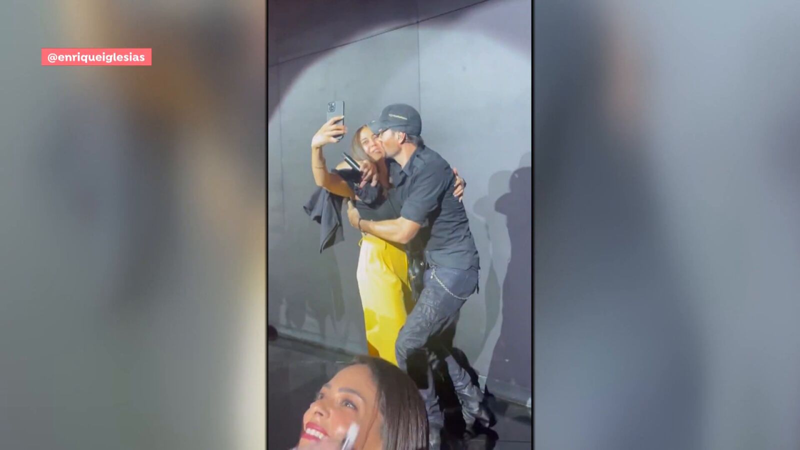 Enrique Iglesias, una fan, y polémica por un nuevo beso robado: 