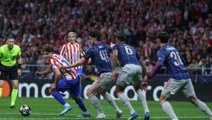 Juli&aacute;n Alvarez, ante tres futbolistas del Arsenal