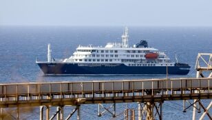 El MV Hondius anclado frente a la costa de la ciudad de Praia, en la isla de Santiago (Cabo Verde)