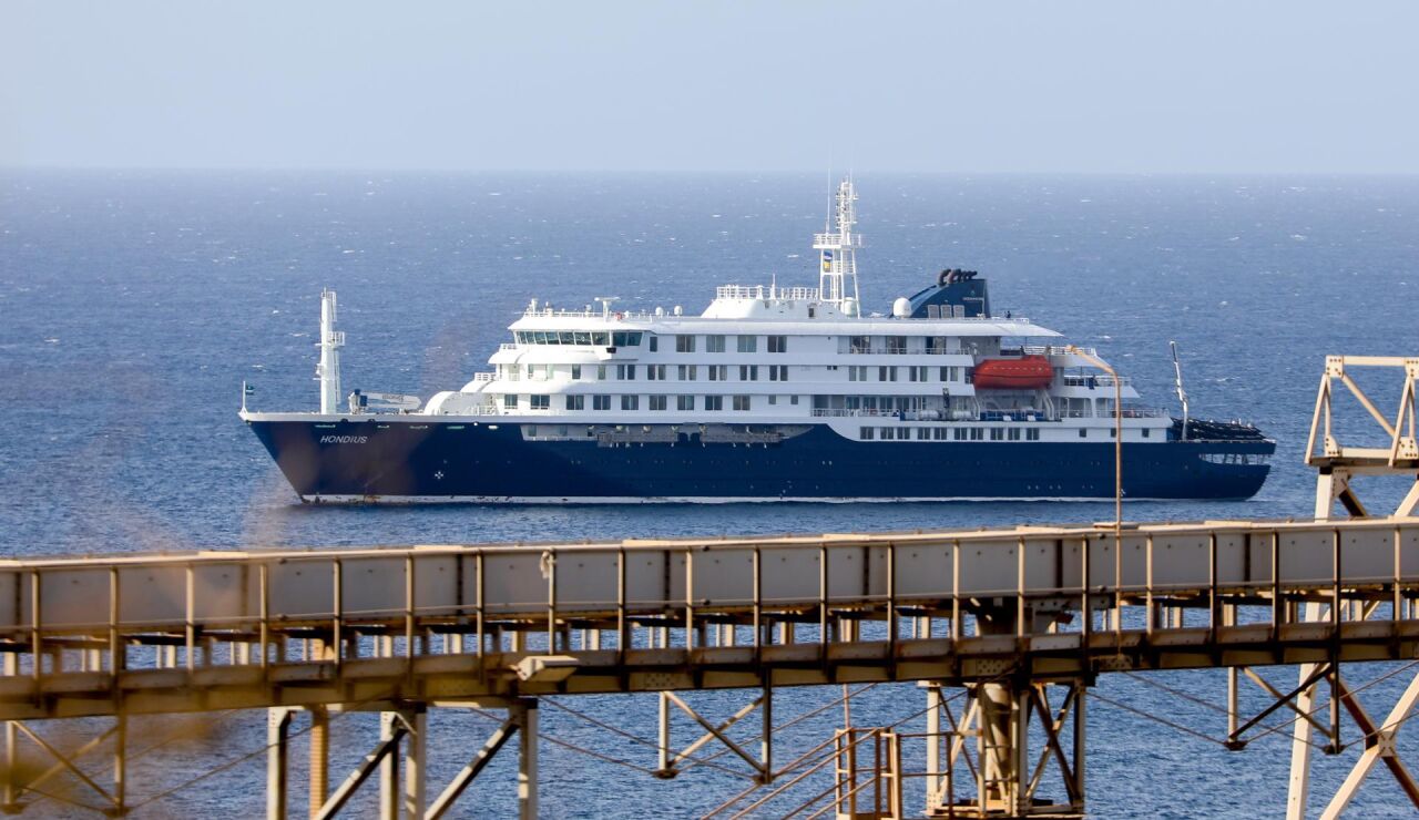 El MV Hondius anclado frente a la costa de la ciudad de Praia, en la isla de Santiago (Cabo Verde)