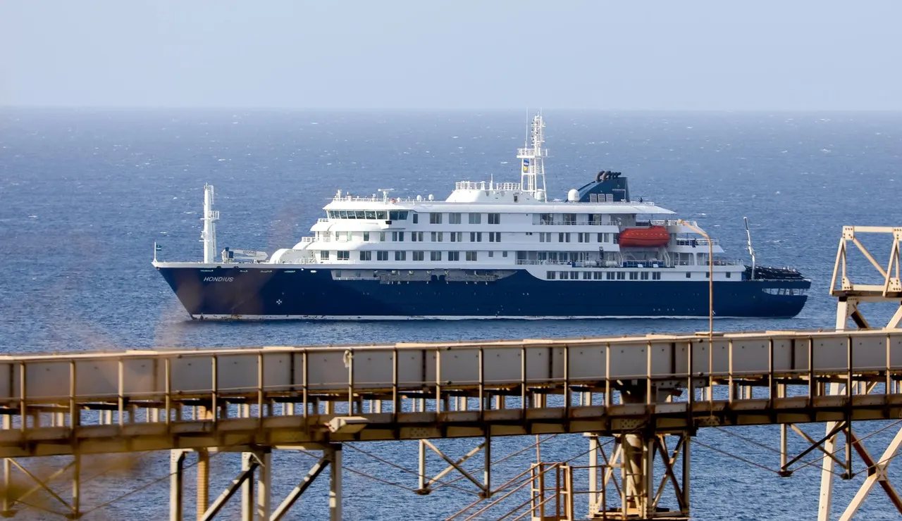 El MV Hondius anclado frente a la costa de la ciudad de Praia, en la isla de Santiago (Cabo Verde)